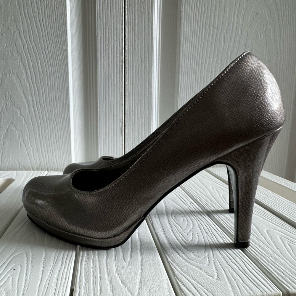 Mootsies Tootsies heels size 8 grey/silver color